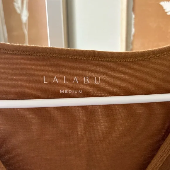 Lalabu Women's baby wearing V-Neck Tank Top - Picture 2 of 2